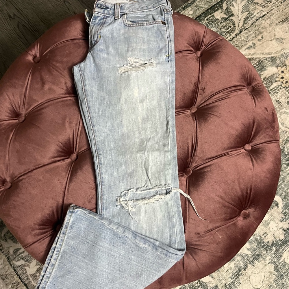 Light Wash Distressed Women's Jeans - Classic Casual Style